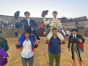 Armando Rojo y Cayetano Romo, a hombros en  Almonaster