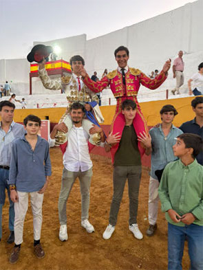 Javier Sp&iacute;nola y Armando Rojo, a hombros en Arroyomolinos de Le&oacute;n                        