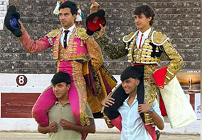 Pedro de la Hermosa y Armando Rojo  a hombros en Linares
